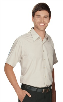 Kortermet mannlige skjorte