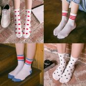 kvinder fancy sokker med farverige mode mønster images
