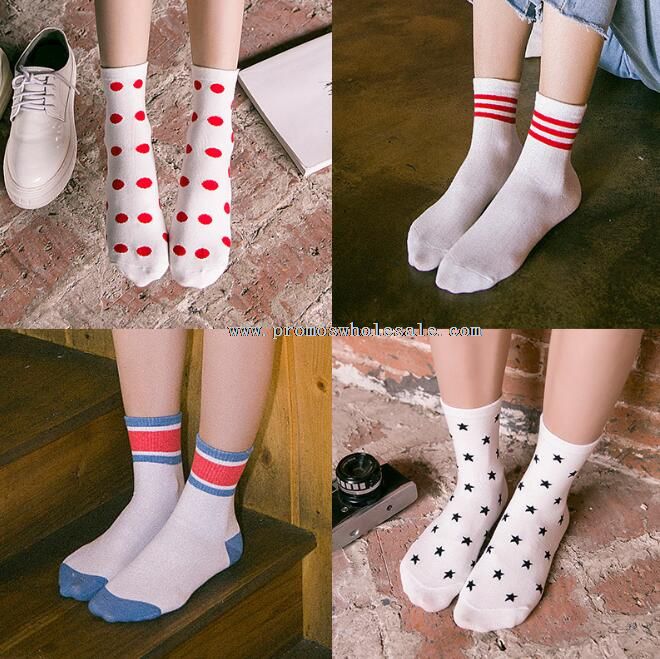 kvinner fancy sokker med fargerike mote mønster