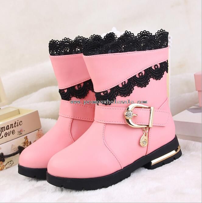 pergelangan kaki merah muda yang manis salju boot