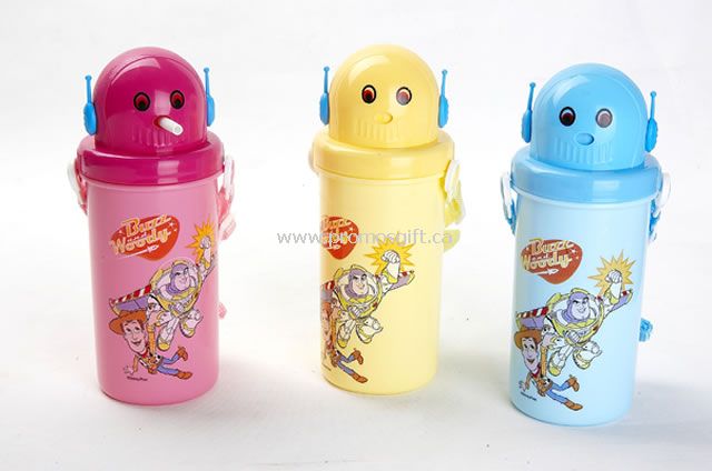 Dzieci plastikowe butelki z wodą