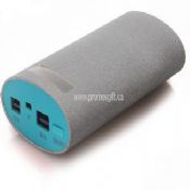 Menampilkan dual USB Power Bank dengan kapasitas images