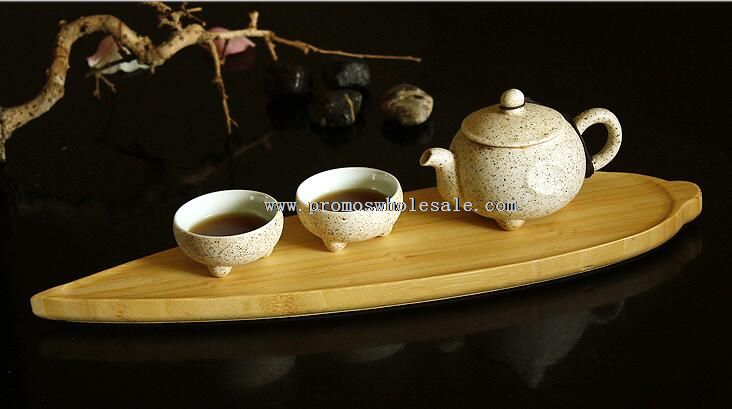 Levél alakú tea kiszolgálása tálcán