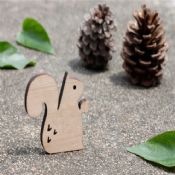 Eichhörnchen-Kühlschrank-Magnet mit Holz images