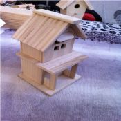 Casa de madera del pájaro de dos capas images