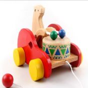 Tambor de madera oso tirando tirando a lo largo de juguete Musical images