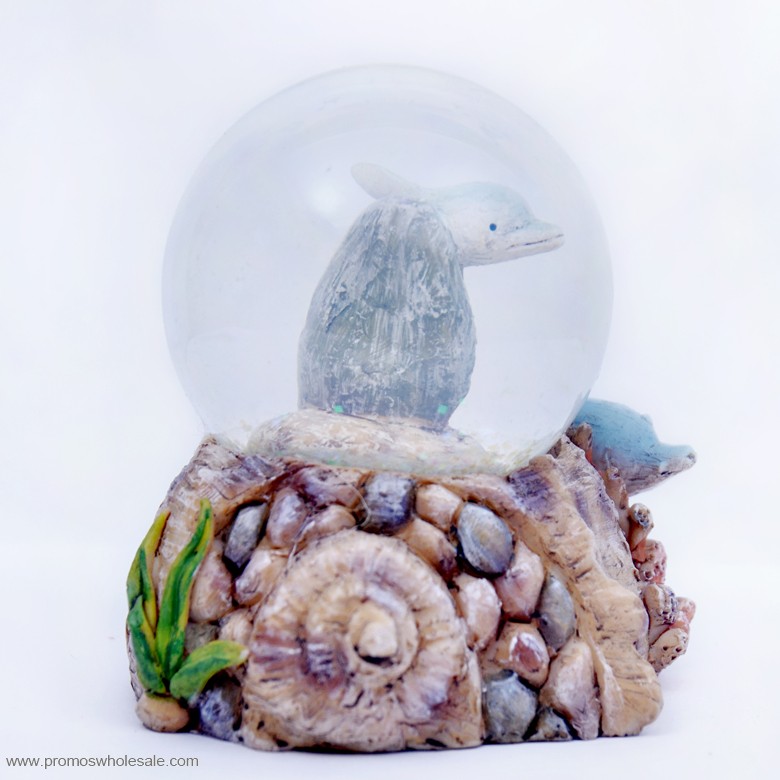 Dolphin dentro de globo de agua de resina