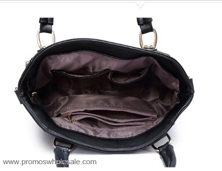 Americano classe shoulder bags